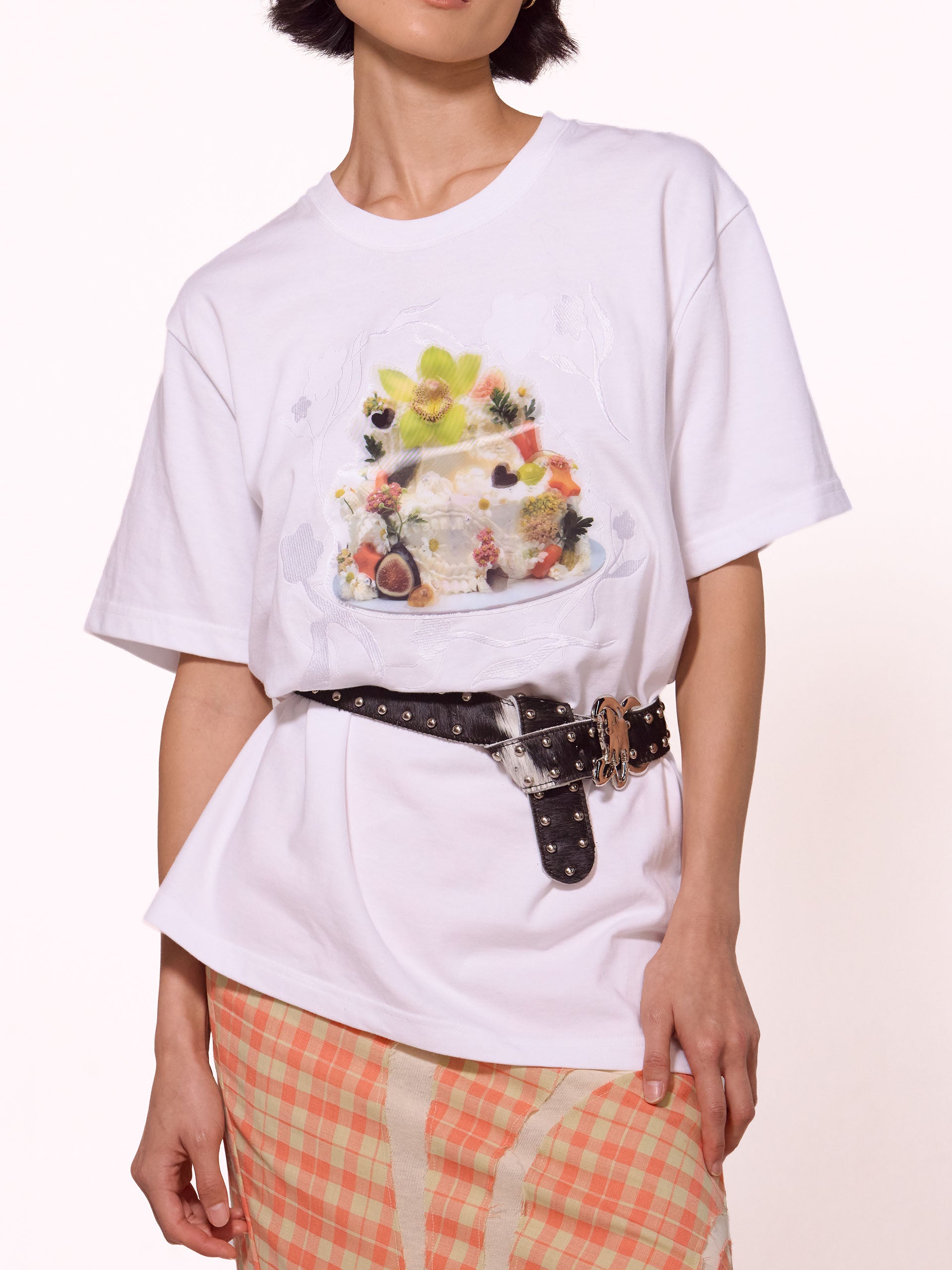 Embroidered Queremos Pasteles Cake Patch Tee