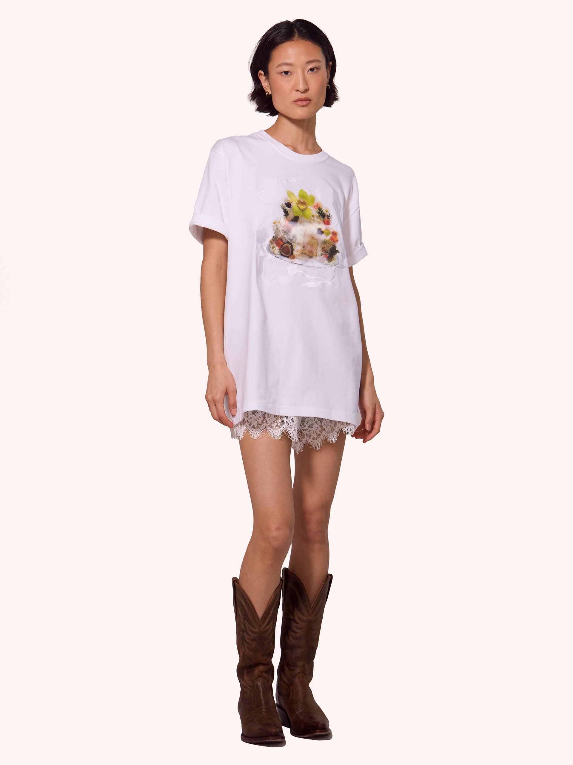 Embroidered Queremos Pasteles Cake Patch Tee