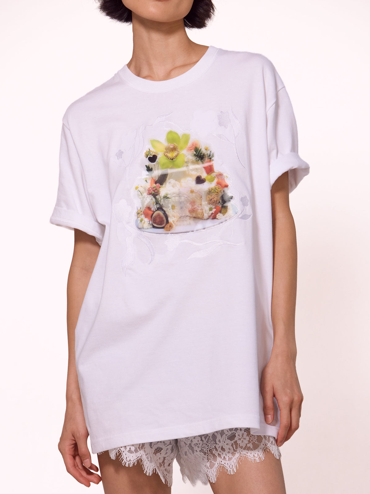 Embroidered Queremos Pasteles Cake Patch Tee